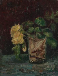 Verre avec des roses jaunes